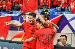 亚洲足坛焦点：一场重要比赛一波三折
