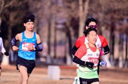 关于长跑比赛艰苦卓绝，选手坚韧不拔的信息