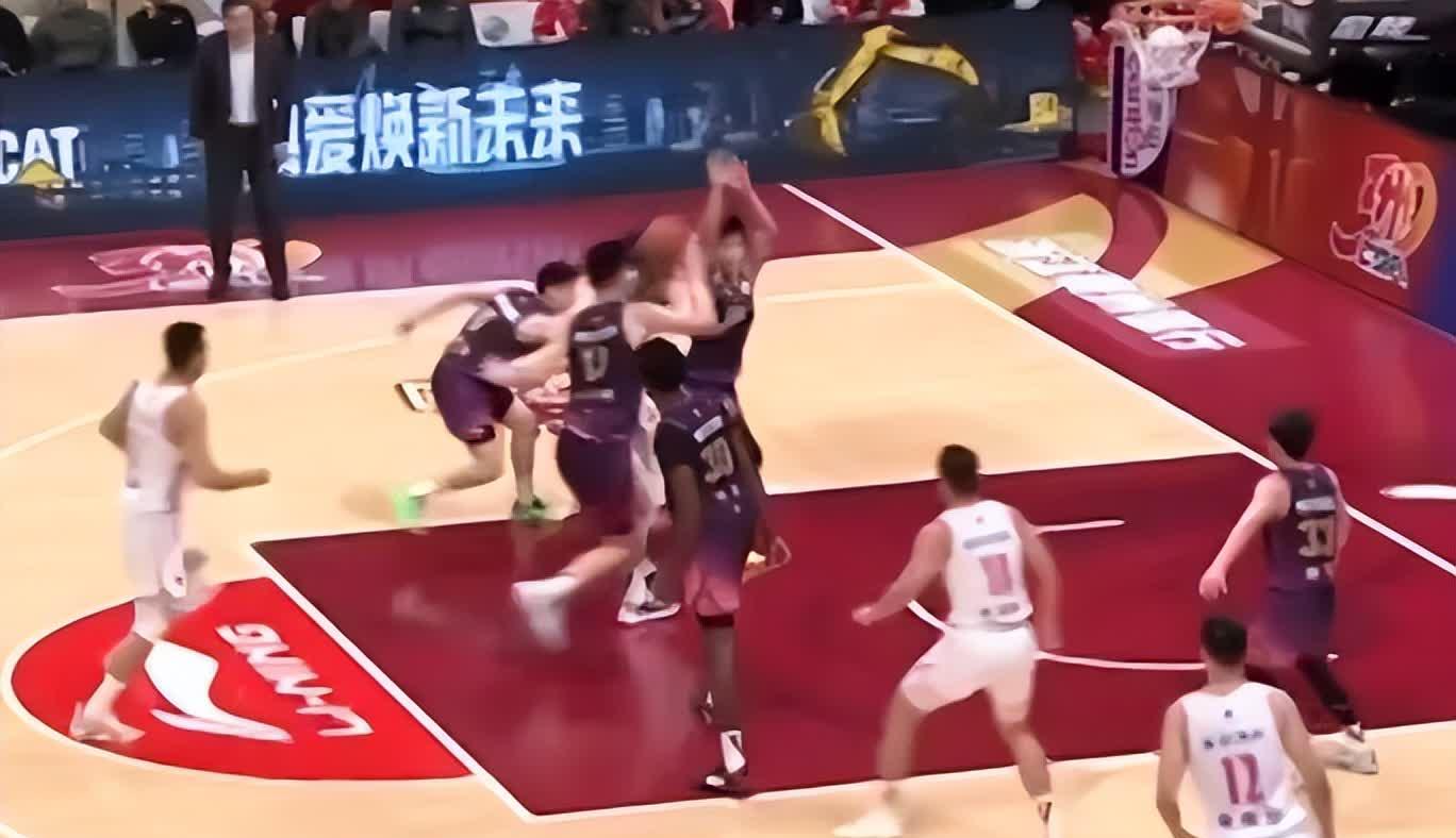 激烈对决令球迷热血沸腾，战火熊熊！的简单介绍