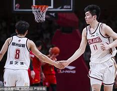 关于精彩不断，谁能凭借出色发挥领先一步跻身决赛？的信息