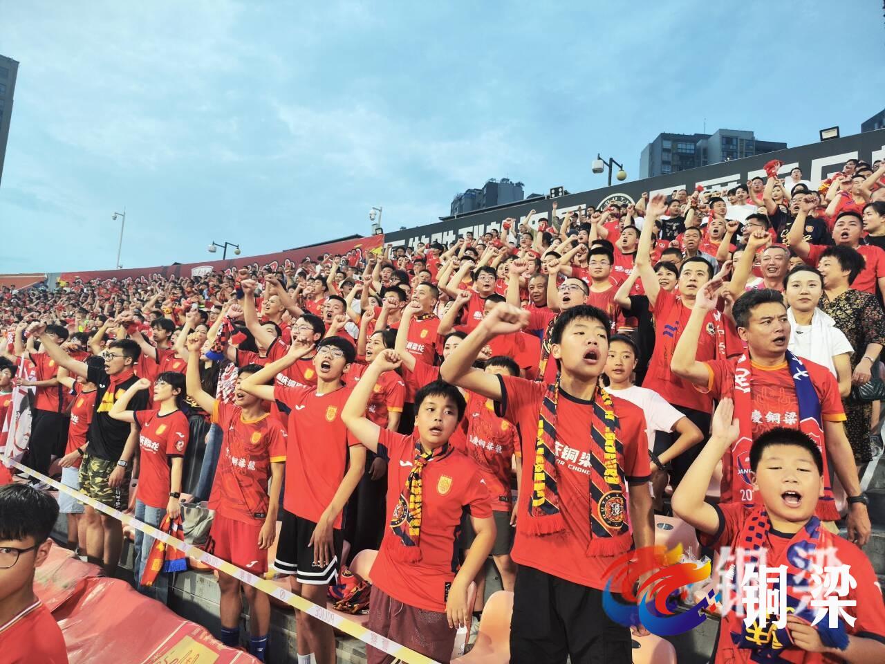 关于赛场狂欢：球迷热情激情洋溢！的信息