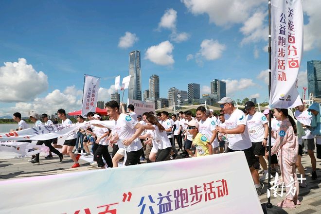 英格兰国脚与小学生一同参加慈善跑活动