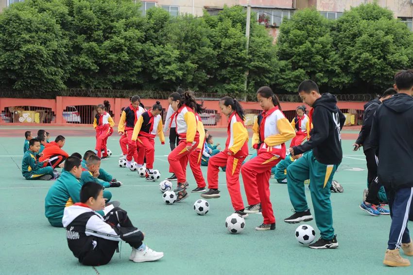 英格兰国脚与小学生一同参加慈善跑活动