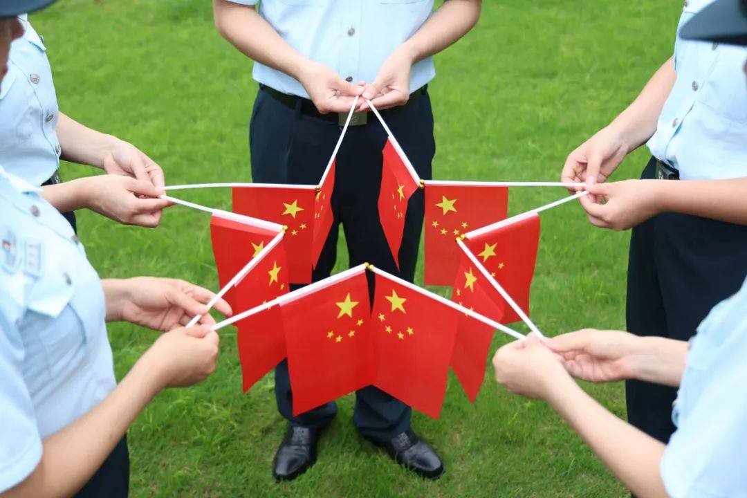观众席上国旗飘扬，球迷热情洋溢