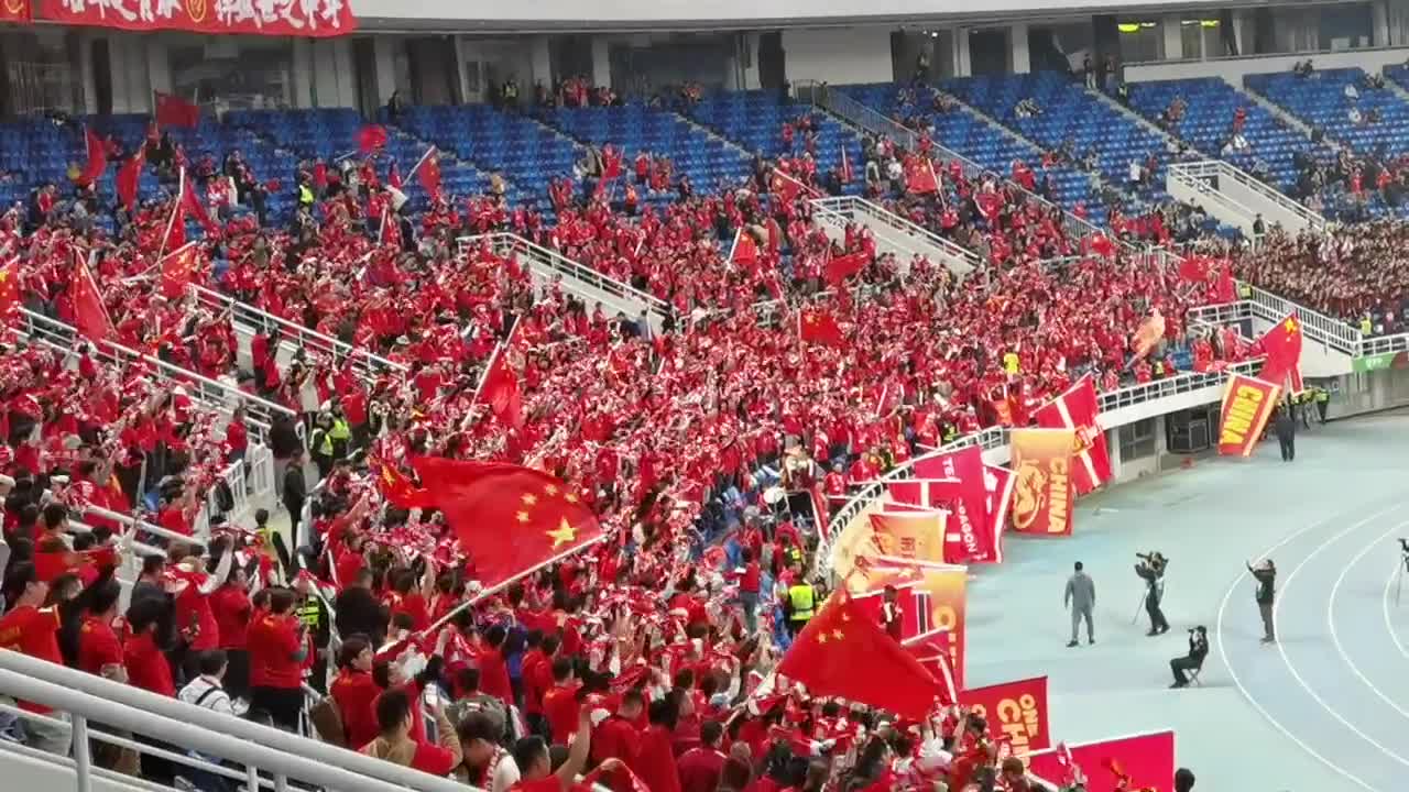 体育赛场上热情高涨，球迷狂热不减