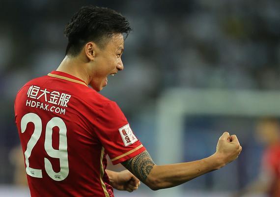 足球明星郜林在国内比赛中打出精彩进球，为球队取胜的简单介绍