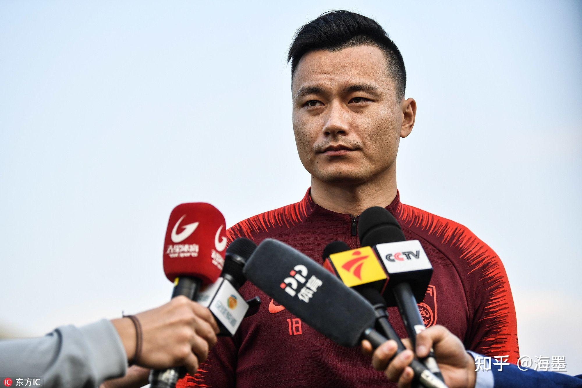 足球明星郜林在国内比赛中打出精彩进球，为球队取胜的简单介绍