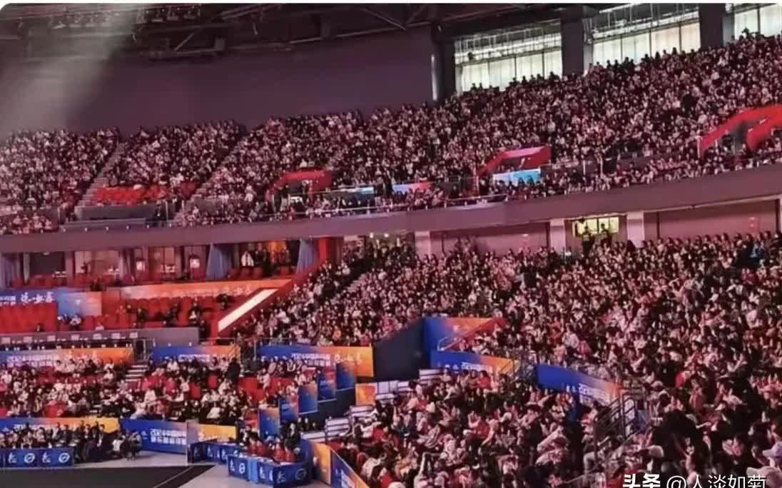 观众席上掌声雷动，赛场上惊心动魄一幕上演的简单介绍