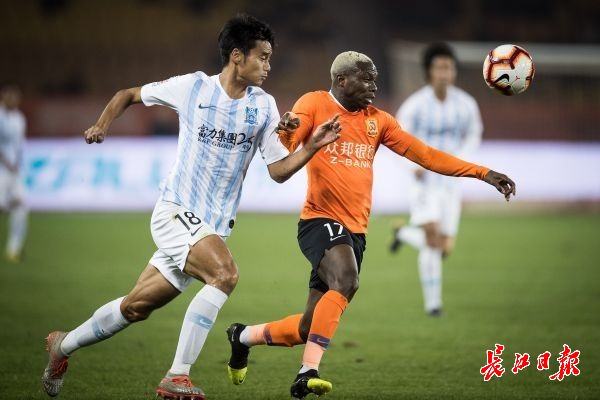 包含富力客场胜利，积分榜上升至第八的词条