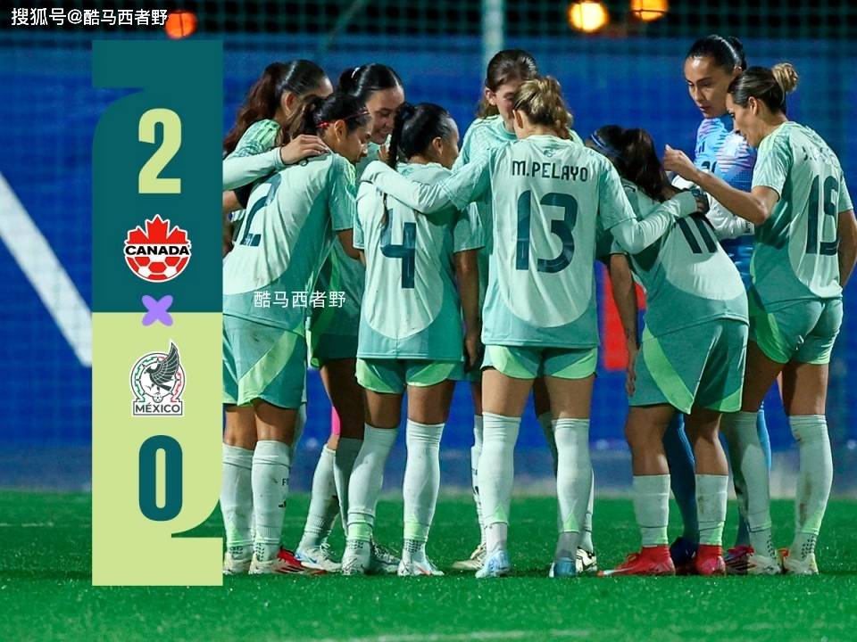 法国女足选手在比赛中力挫对手