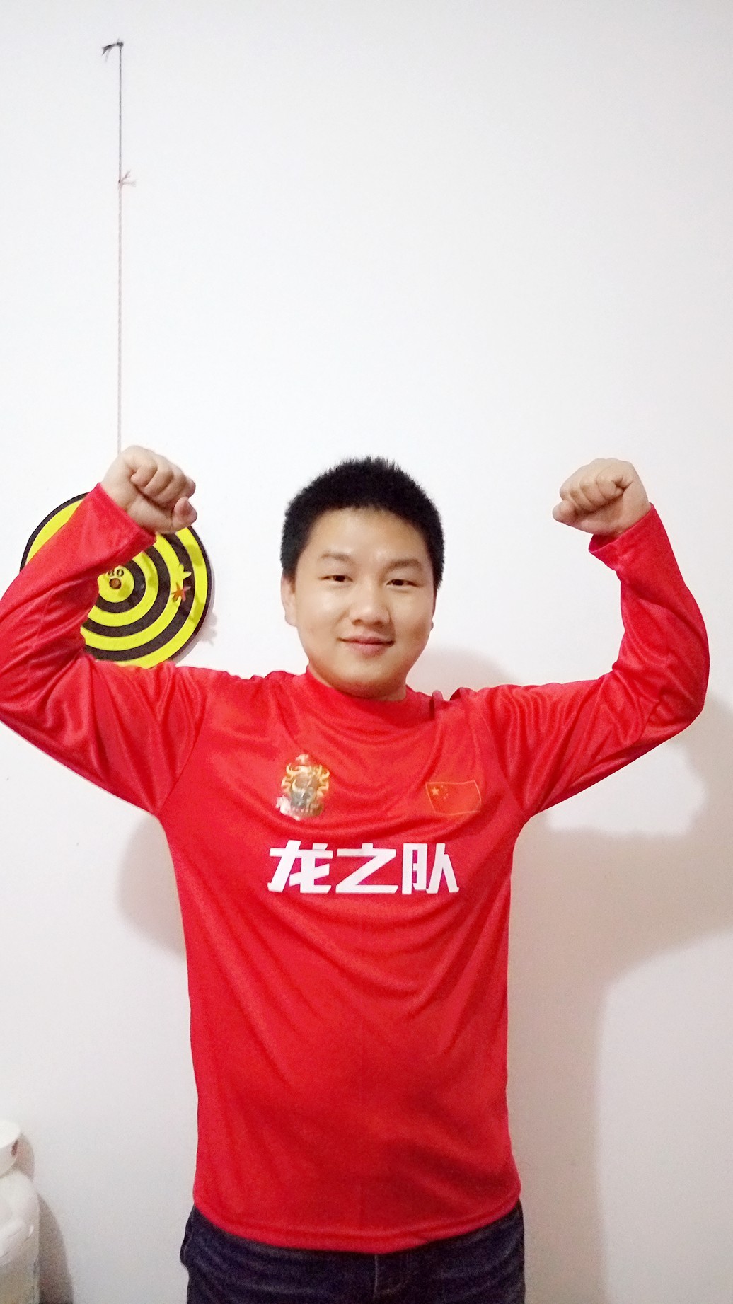 纷纷抢购球票，现场气氛火爆达到高潮