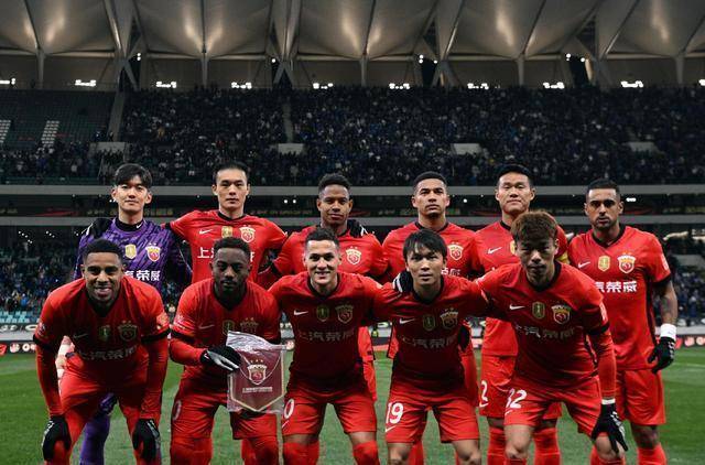 足球俱乐部宣布签下年轻新秀球迷期待大爆发