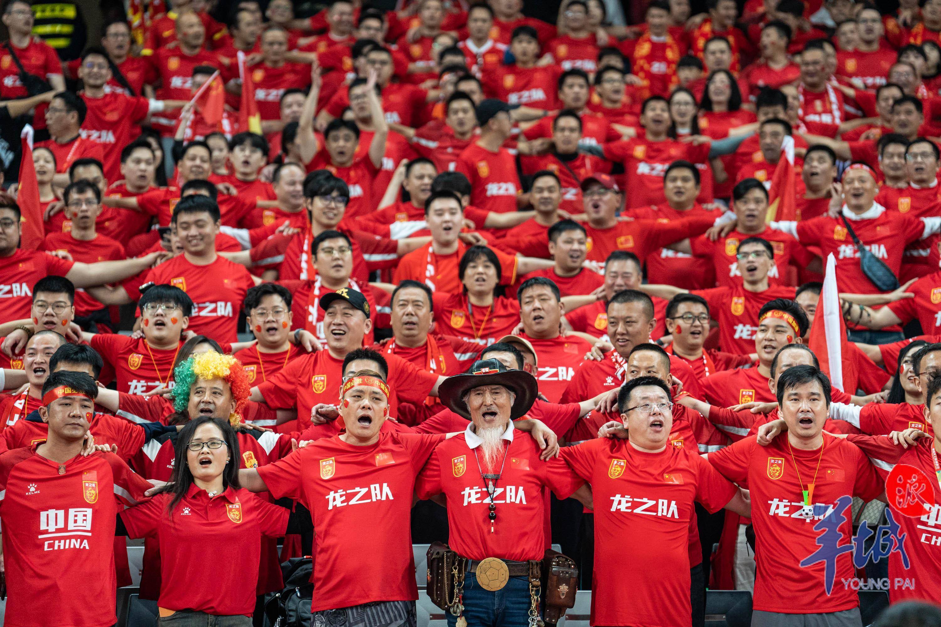 关于广大球迷们在比赛中为自己支持的球队加油助威的信息