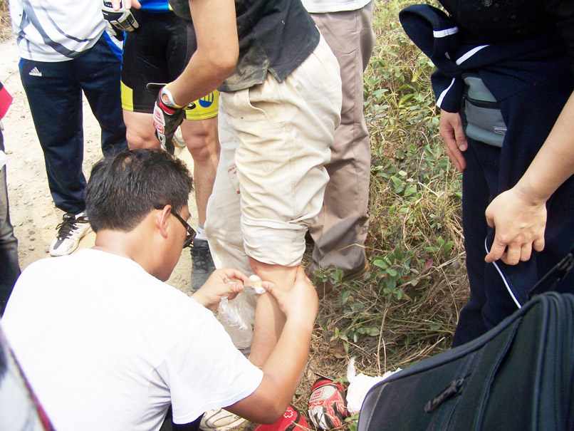 曼联重伤倒地，泰山全队围拢祈祷，场面感人的简单介绍