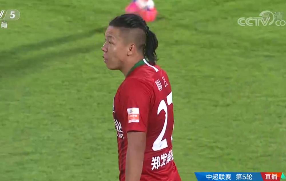 那不勒斯场边指挥情绪激动，波尔图队员怒摔水瓶